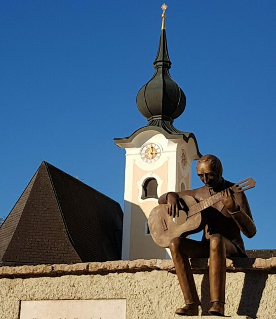 Pfarrkirche mit Franz Xaver Gruber Bronzestatue