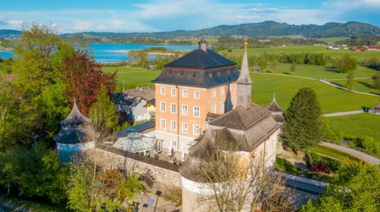 Luftbild mit Blick über das Salzburger Seenland