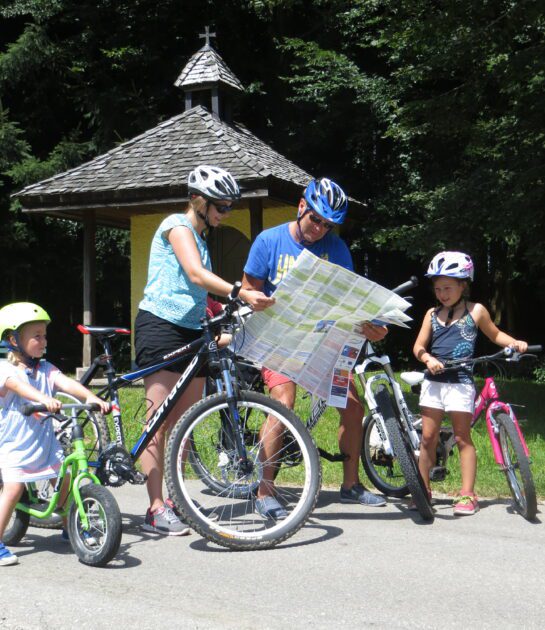 Radwege Salzburger-Seenland Velodrom-Familie mit Kinder