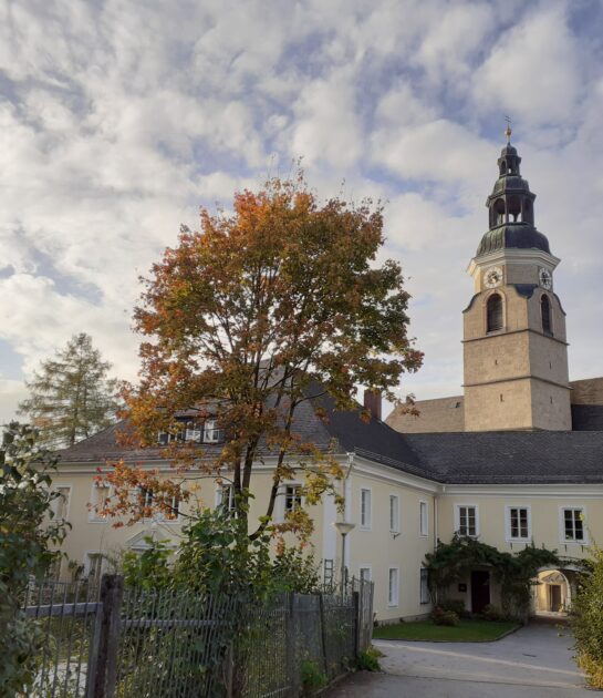 Straßwalchen Church in autumn ©TVB Straßwalchen