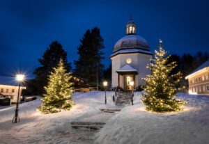 Oberndorf_Stille_Nacht_Kapelle_Winter_beleuchtet_(C)H.Hermeter