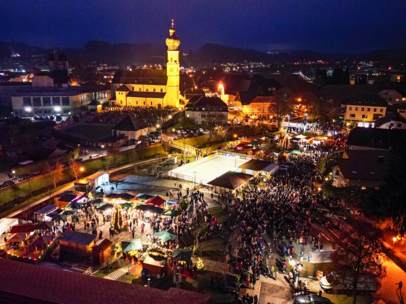 Luftaufnahme vom Barbaramarkt 2022 (c) Tourismusverband Obertrum am See